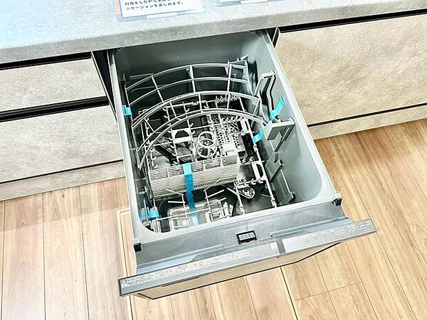 ビルトイン食器洗浄乾燥機を備えた機能的なキッチン。引き出し式で使いやすく、毎日の家事をサポートします。
