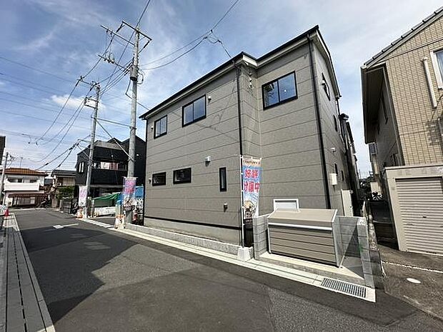 草加駅徒歩13分で、通勤・通学や休日のお出かけにも便利です。