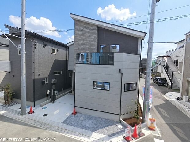 草加駅徒歩13分で、通勤・通学や休日のお出かけにも便利です。