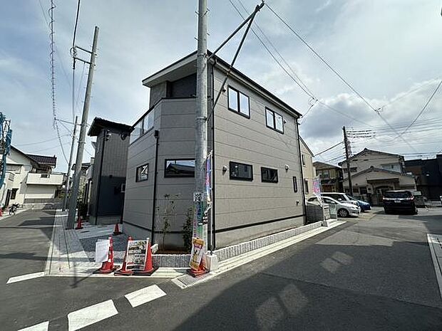 前面道路から距離があり、プライバシーにも配慮された玄関です。