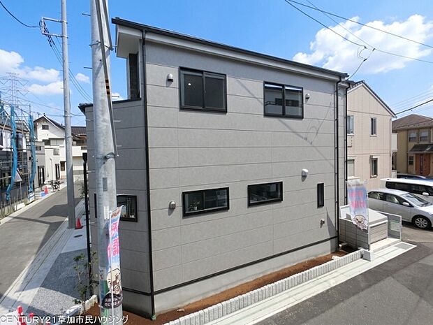 前面道路から距離があり、プライバシーにも配慮された玄関です。