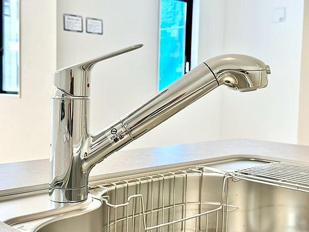 温度や水量の調整がしやすいシングルレバー水栓を採用。片手で簡単に操作でき、調理中の使い勝手にも優れています。