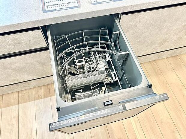 キッチンには便利なビルトイン食洗機を完備。食器洗いを効率よくこなせるので、家事の時短にもつながります。忙しい毎日にゆとりの時間を生み出してくれる、嬉しい設備です。