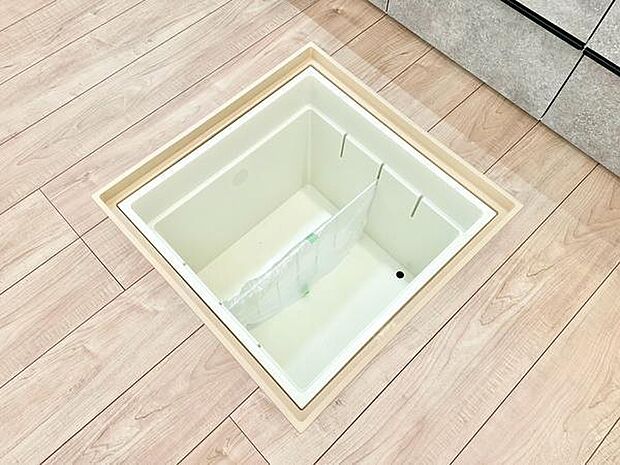 床下に物品を収納することで部屋の中がスッキリとした印象を与えることができます。