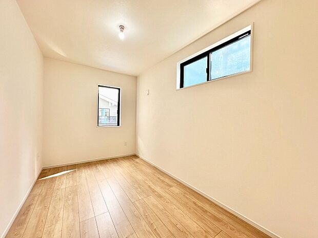フラットルーフに面したお部屋は、収納スペースを備えた使い勝手の良い空間。落ち着いたプライベートルームとして、収納も活用しながらすっきりとお使いいただけます。