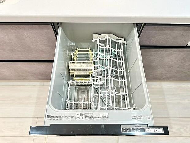 シンプルなデザインのキッチンには、食器洗浄乾燥機を搭載。毎日の家事の時短をサポートします。カウンター下にすっきり収まり、見た目も使い勝手も良好です。