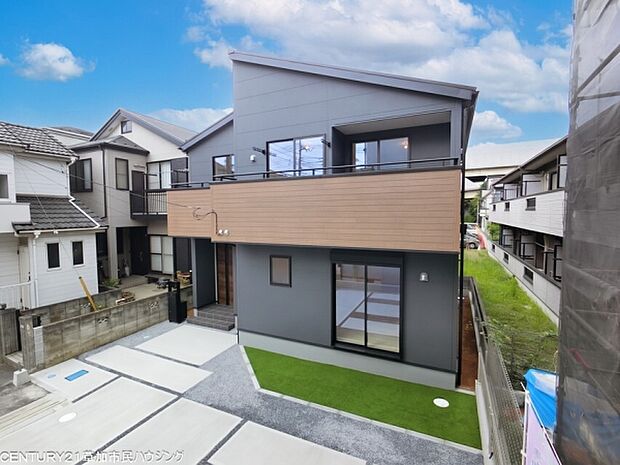獨協大学前駅・新田駅の2駅利用可能で、通勤・通学にも便利な立地です。