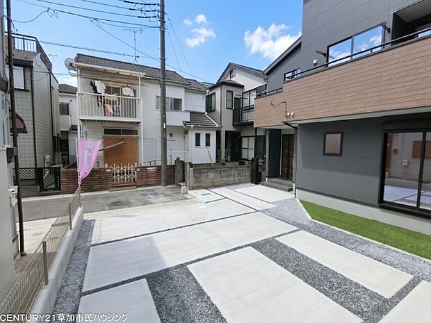 南西道路に面し、開放感のある住環境。3台分の駐車スペースを確保しています(車種による)。