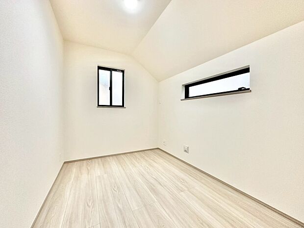 【4.5帖】明るい印象の寝室です。ナチュラルなフローリングが空間を引き立てています。2面採光で風通しにも配慮されています。壁や天井はシンプルなデザインで家具のレイアウトがしやすいです。