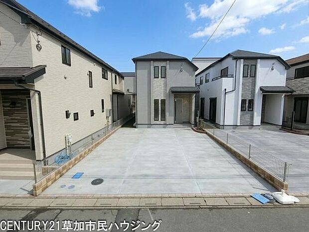 南東道路に面した明るい立地で、日当たりの良さが魅力。並列駐車3台可能なゆとりある駐車スペースを確保しており、複数台所有や来客時にも対応できる利便性の高い戸建てです。