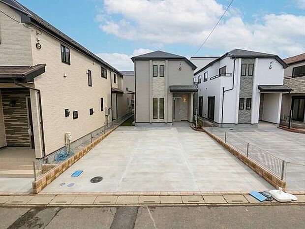すっきりとした外観が特徴の戸建て住宅で清潔感があります。隣接する住宅との間にもゆとりが感じられます。