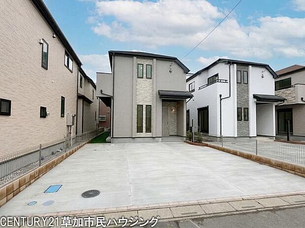 。小中学校が徒歩9分圏内にあり、お子さまの通学にも安心の立地。毎日の通学負担が少なく、子育て世帯にもおすすめの住環境です。