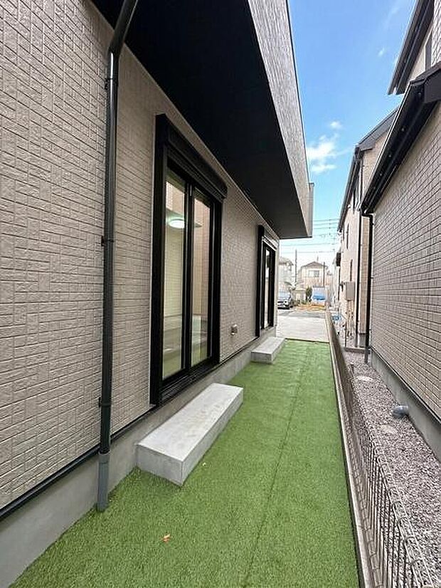 窓が大きく開放感があります。人工芝のスペースは手入れがしやすく使い勝手の良い造りです。