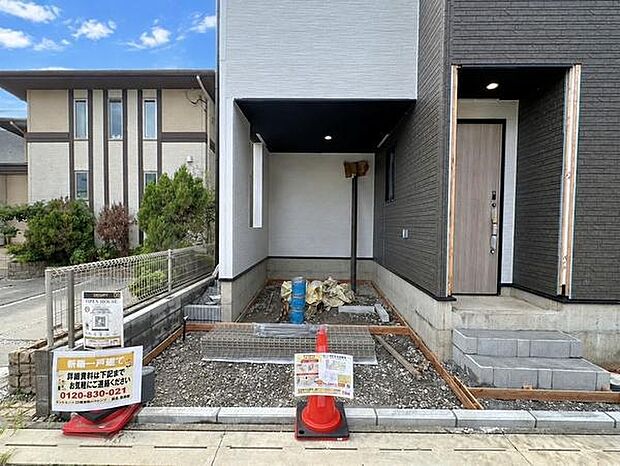 ゆったりとしたスペースが確保された駐車場です。大切なお車を雨から守るビルトインタイプ。整理された敷地で使い勝手の良さを感じさせる設計です。周辺道路からのアプローチもスムーズ。