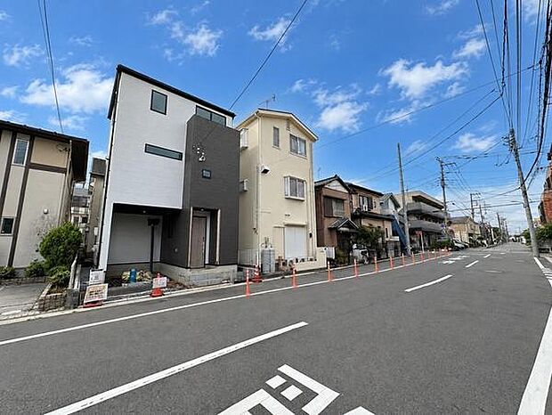 前面道路が広々としていますので車の出し入れがしやすいです。周辺は整然とした住宅街の雰囲気が感じられます。視界を遮るものが少ないため解放感があり、日当たりも期待できます。