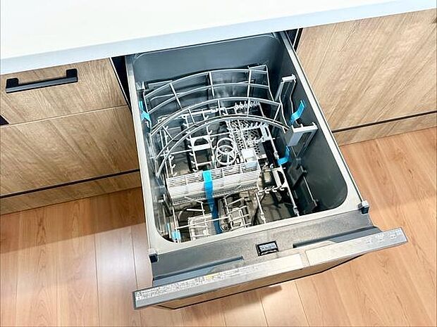 毎日の家事をサポートす食洗機を搭載。食後の片付けの負担を軽減し、家族との団らんや趣味など、ゆとりのある時間をお過ごしいただけます。