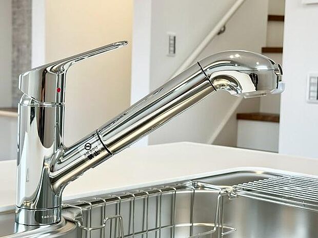 浄水器一体型水栓を採用。いつでもおいしい水を手軽に使うことができ、料理や飲み水など毎日の暮らしを快適にサポートします。