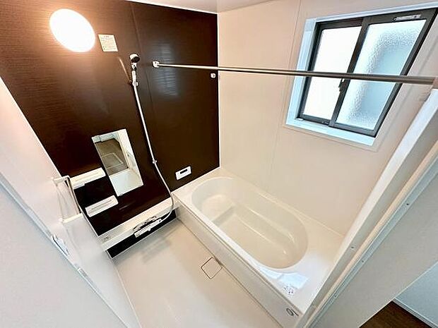シンプルで落ち着いたデザインのバスルームです。アクセントパネルが空間に彩りを添え、上質な雰囲気を演出します。