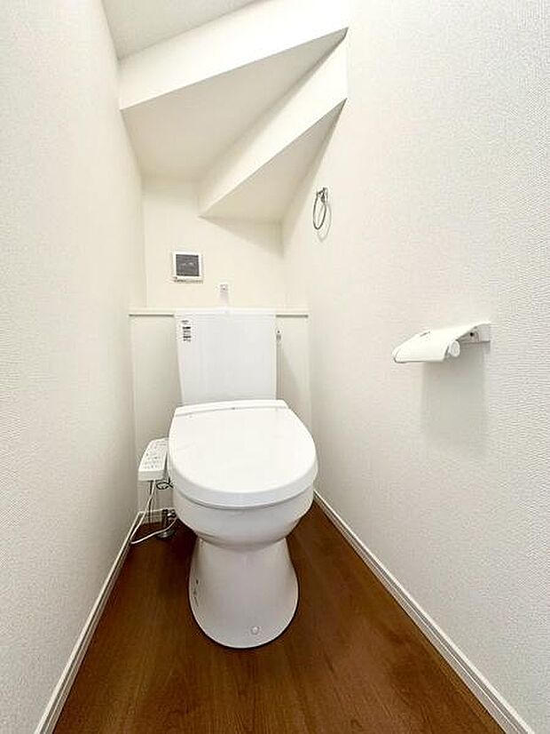 シンプルで洗練されたデザインのトイレ空間です。清潔感があり使いやすさに考慮されています。