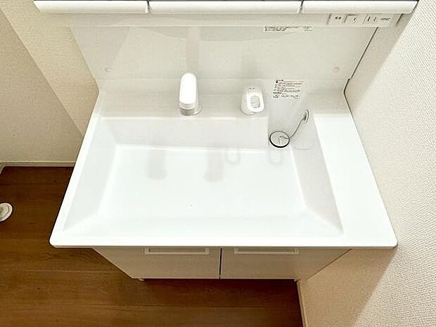 凹凸を抑えた洗面台は、汚れがたまりにくく、お掃除もスムーズ。毎日使う場所だからこそ、清潔さを保ちやすい仕様です。