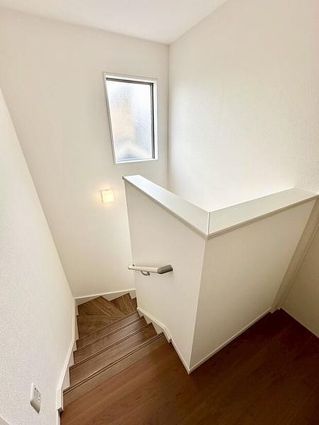 階段に窓があることで自然光が差し込み、暗くなりがちな空間も明るく開放的に。毎日の移動が気持ちよく感じられ、家全体に温かみを与えるポイントになります。