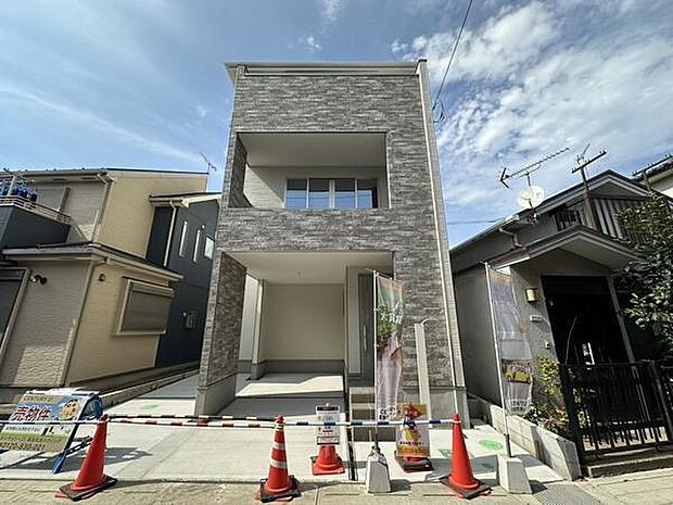 ご家族で複数台のお車を所有されている方にも嬉しい2台駐車可能な設計。駐車のしやすさに加え、日々のカーライフを快適にサポートします。