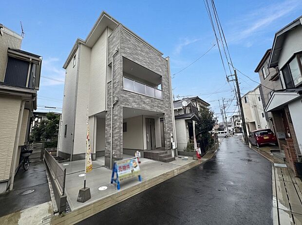 広々とした前面道路に面した、ゆとりある住環境が魅力です。毎日の車の出入りもしやすく、暮らしやすさを感じられる立地です。
