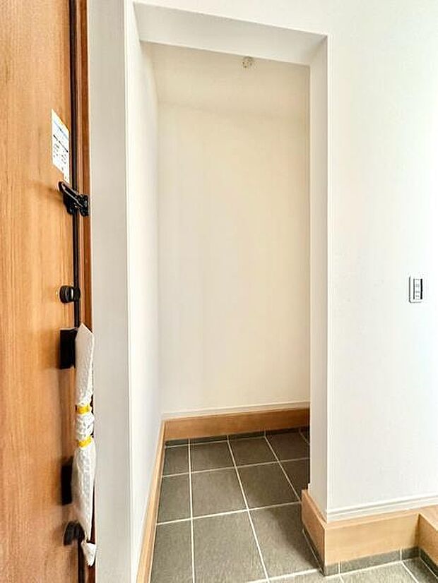 シューズインクローク付きの玄関で収納力も充実。ご家族の靴をはじめ、ゴルフバッグや防災用品なども収納しやすく、暮らしやすさを高めてくれます。