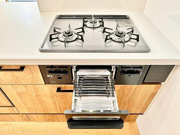 3口ガスコンロで同時調理可能。メイン料理2品を手前のコンロで調理しながら、奥の小バーナーで汁ものを調理するなど、複数の調理を一度に行うことができます。