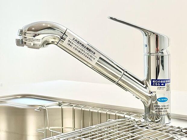 温度や水量の調整がしやすいシングルレバー水栓を採用。片手で簡単に操作でき、調理中の使い勝手にも優れています。
