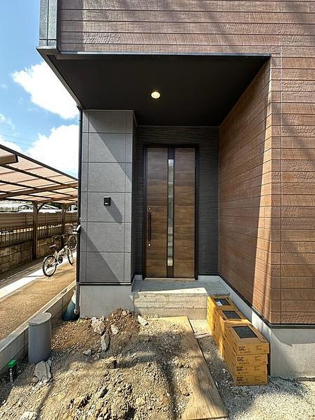 雨の日にも使いやすい屋根付きの玄関アプローチ。玄関前で傘を開閉する際にも雨に濡れにくく、買い物帰りなど荷物を持っているときにも便利な設計です。