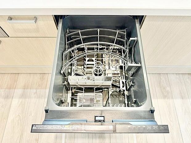 食後の片付けをサポートする食器洗浄乾燥機を備えたキッチン。洗い物の時間を短縮しやすく、家事の負担を軽減しながら、ゆとりのある時間を過ごせます。