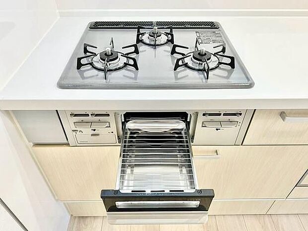 3口ガスコンロで同時調理可能。メイン料理2品を手前のコンロで調理しながら、奥の小バーナーで汁ものを調理するなど、複数の調理を一度に行うことができます。