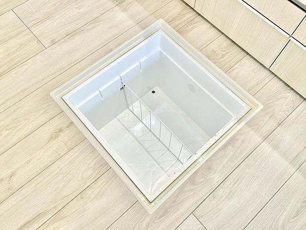 床下に物品を収納することで部屋の中がスッキリとした印象を与えることができます。