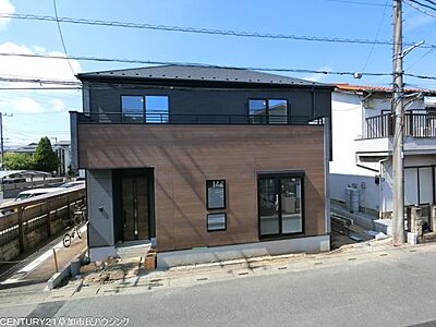 外観：ブラックとダークブラウンの木目調を組み合わせた、落ち着きのある外観。シックな色合いの中に木目の質感が加わることで、重厚感と温かみを感じられる佇まいに仕上がっています。