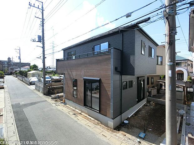 駅まで徒歩13分の立地に加え、周辺には日々の買い物に便利な商業施設が充実。通勤・通学はもちろん、日常のお買い物にも便利で暮らしやすい住環境です。