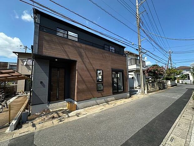 南側に公道が通る、開放感のある立地。前面道路に面していることで南側からの光を取り込みやすく、室内にも明るさを届けやすい住まいです。