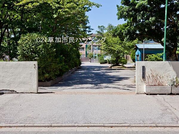 栄中学校まで1280m、栄中学校1280m(徒歩16分）