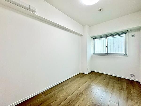 （洋室4.5帖）窓からやわらかな光が差し込む明るい居室です。カーテンレールが設けられており、すぐに使い始めることができます。