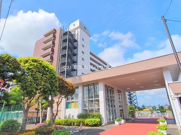 柔らかな色調の外壁と丁寧に手入れされた植栽が調和する建物です。新生活を大切なペットと一緒にスタートできるペット可マンション（細則有）