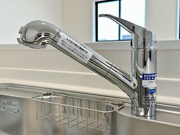 温度や水量の調整がしやすいシングルレバー水栓を採用。片手で簡単に操作でき、調理中の使い勝手にも優れています。