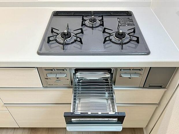 3口ガスコンロで同時調理可能。メイン料理2品を手前のコンロで調理しながら、奥の小バーナーで汁ものを調理するなど、複数の調理を一度に行うことができます。