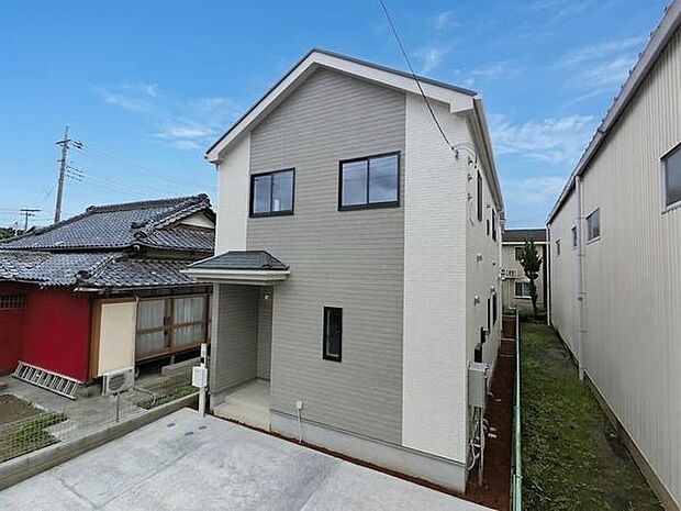 2駅2路線利用可能(バス便含む)で、通勤・通学にも便利。全居室に収納を備え、衣類や日用品などを各部屋にすっきりしまえる住まいです。