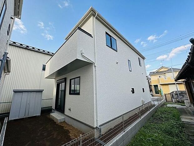 LDKからつながる庭は、室内と屋外を身近に感じられる開放的なスペース。お子さまの遊び場やガーデニングなど、家族の暮らしに合わせて活用できます。