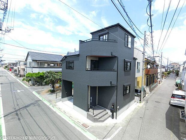 南西角地ならではの開放感と陽当たりの良さが魅力。二方向が道路に面しているため、風通しも良く、明るく心地よい住空間を叶えてくれるお住まいです。