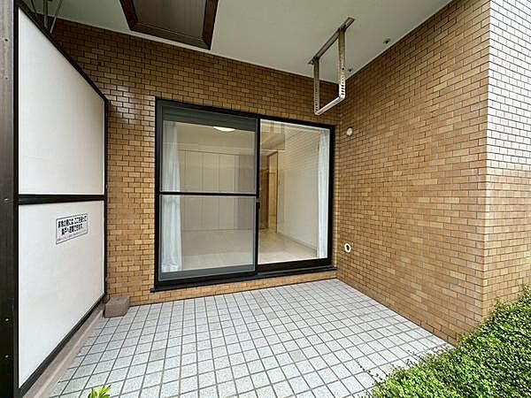 お庭とつながるテラスは、室内と屋外を緩やかにつなぐ開放的な空間。ガーデニングやご家族の憩いの場としても活躍します。