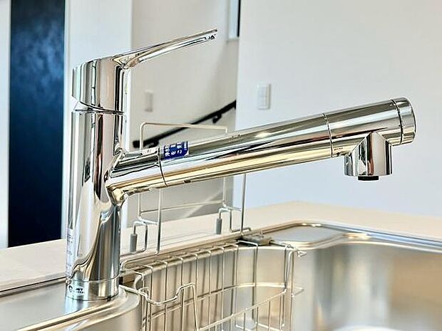 スタイリッシュなデザインの浄水器一体型水栓を採用。ヘッドが伸びるハンドシャワー仕様のため、シンクのすみずみまで簡単に洗い流せてお手入れも楽々です。