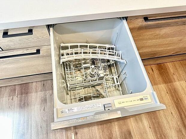 食後の食器洗いをサポートするビルトインタイプの食器洗い乾燥機を標準装備。手洗いに比べて節水効果が高く、手荒れの心配も軽減します。