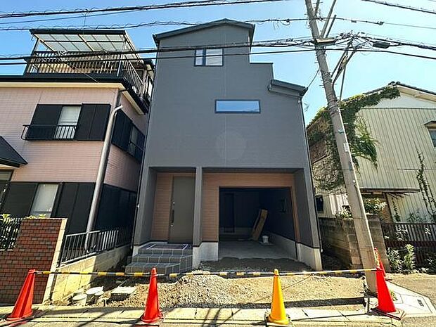 2階・3階の窓配置にもこだわり、外からの視線を程よく遮りながらも光を取り入れられる、プライバシー性に優れた設計となっています。