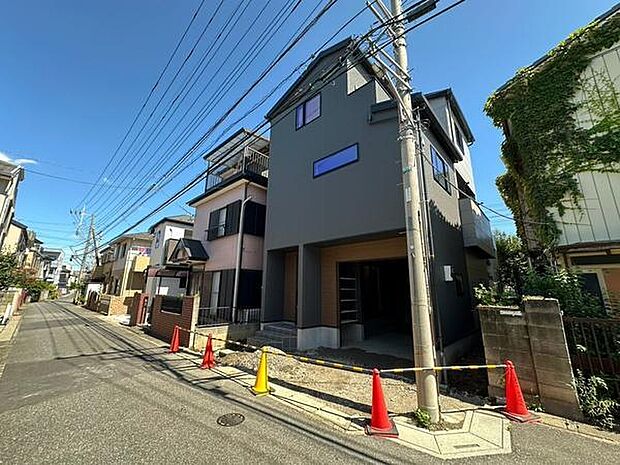 見通しの良い道路に面した、日当たり・通風ともに良好なロケーション。シックなグレーの外壁と木目調のアクセントが調和する、スタイリッシュな外観デザインです。
